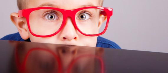 ילד עם משקפיים גדולות