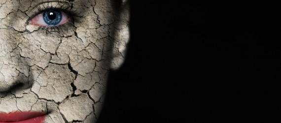 אישה עם פנים יבשות ועין כחולה