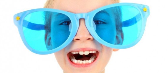 ילד עם משקפיים ענקיות