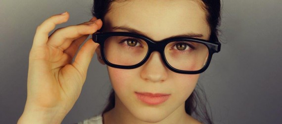 ילדה מרכיבה משקפיים