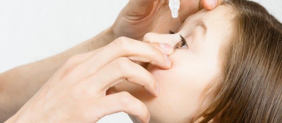 ילד עם יובש בעיניים