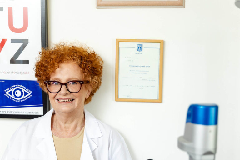 אופטומטריסט קליני בתל אביב - מוסמכת עם תעודות