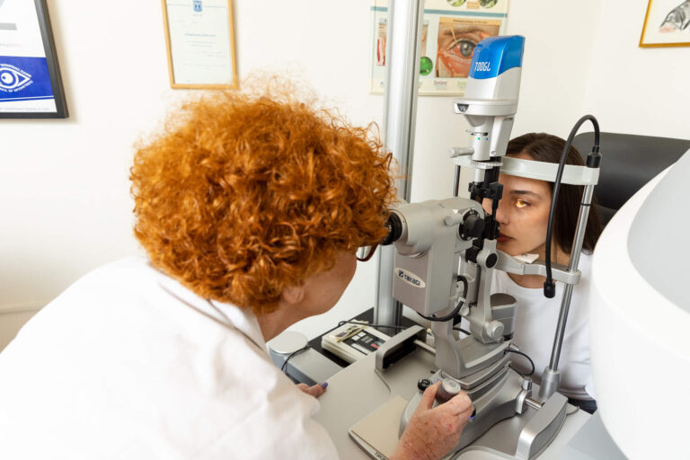 מנורת סדק לצורך בדיקה אצל אופטומטריסטית מוסמכת